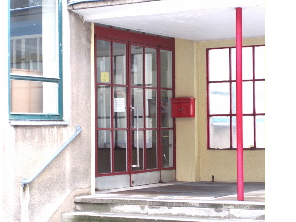 Haupteingang in die Schule, mittlerweile mit einem hübschen Briefkasten geschmückt. 20130209113447#2915