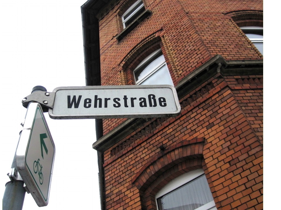 Nordöstlich des Schulgeländes: Zum Petriwehr und weiter zum Inselwall führende Wehrstraße. 20130209113753#2923