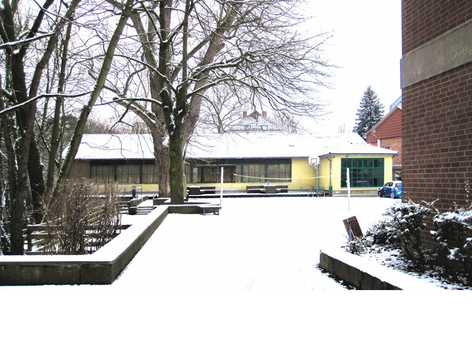 „Hinter der Turnhalle” (dort, wo ein Basketballkorb zu erkennen ist) durften mindestens 16 Jahre alte SchülerInnen seit dem ersten Viertel der 1970er Jahre rauchen. Im Schuljahr 2004/05 wurde die Raucherecke abgeschafft. 20130209113955#2931