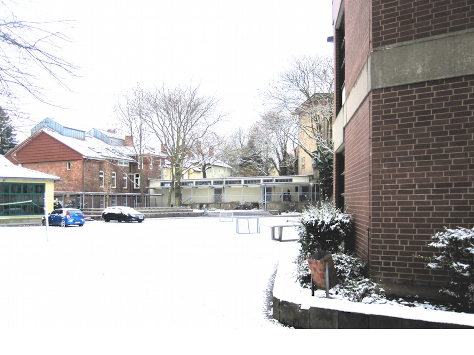 Hinten im Bild: Turnhalle, Verbindungsgang, Toilettentrakt. 20130209114009#2932