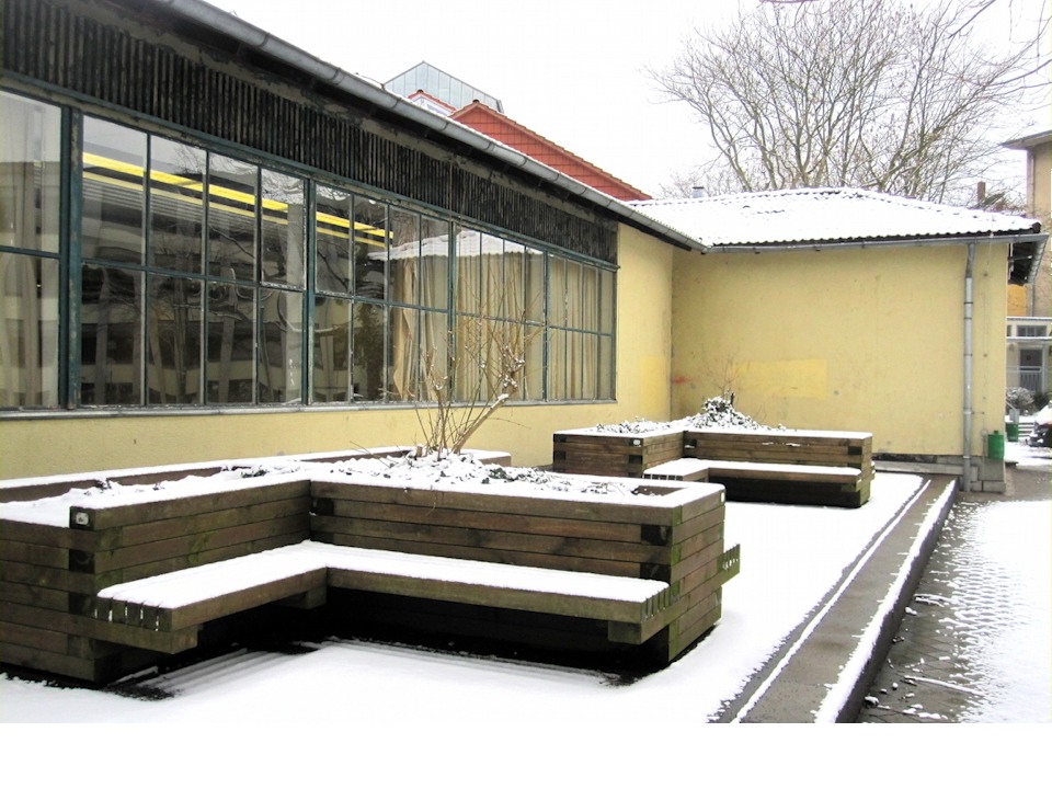 Schulhofbereich hinter der Turnhalle, mit Outdoor-Möbeln ausgestattet. Heutzutage dort zu rauchen würde „blauen Brief” nach Hause, Abstufung der Kopfnote für Sozialverhalten oder ähnliche von einer Konferenz zu beschließende Sanktionen bedeuten. 20130209114258#2941