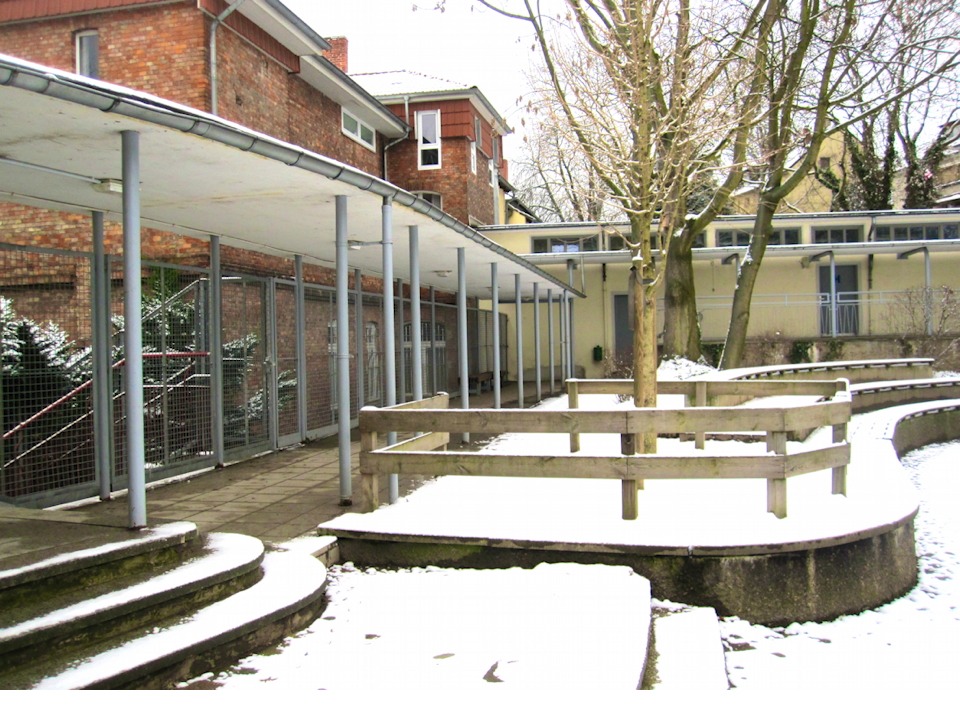 Im Vordergrund: Treppenaufgang zur Turnhalle. 20130209114344#2945