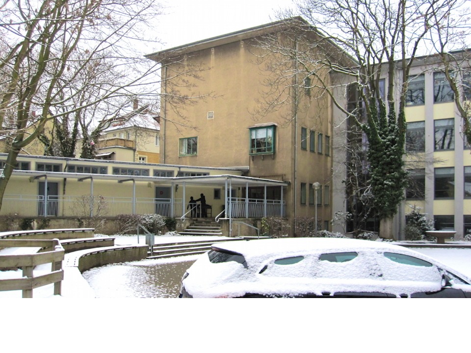 Tribünenbänke, Toilettentrakt, Verwaltungstrakt, Unterrichtsräume. 20130209114354#2946