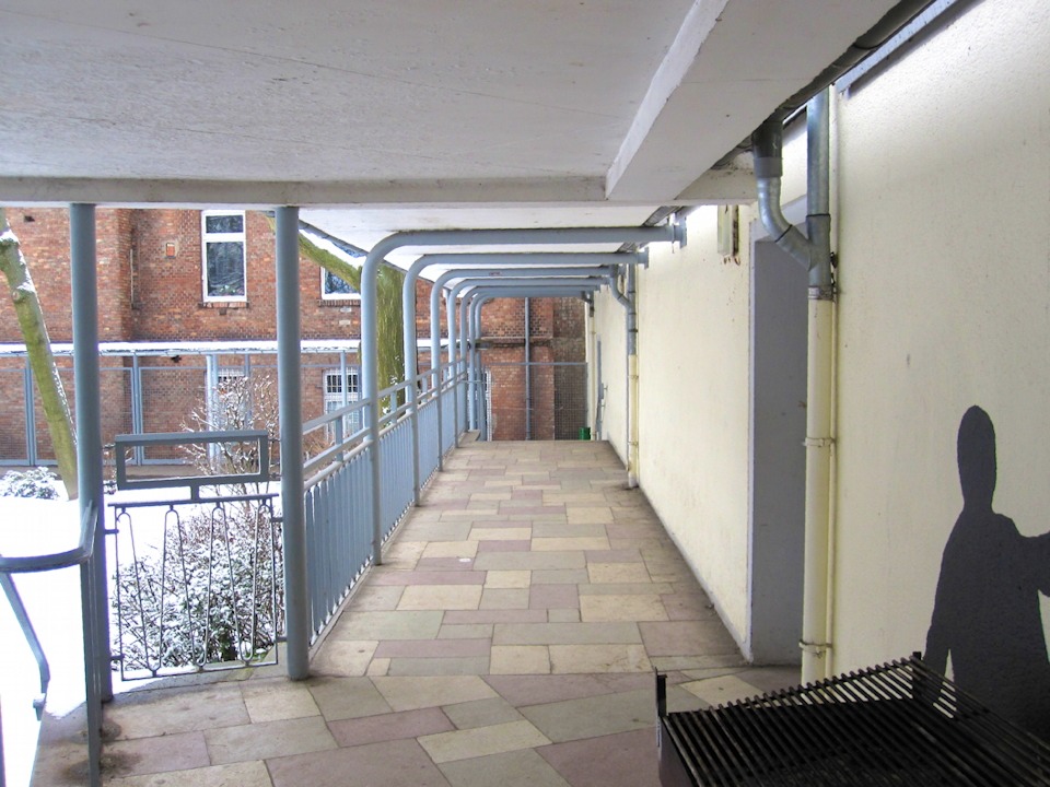Überdachter Übergang (am Toilettentrakt entlang) zwischen Hauptgebäude und Turnhalle. 20130209114645#2955