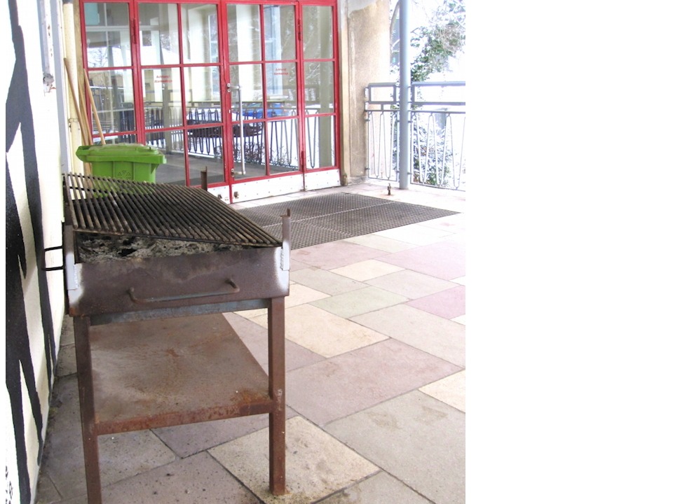 Hofseitiger Eingang zur Pausenhalle. 20130209114704#2956