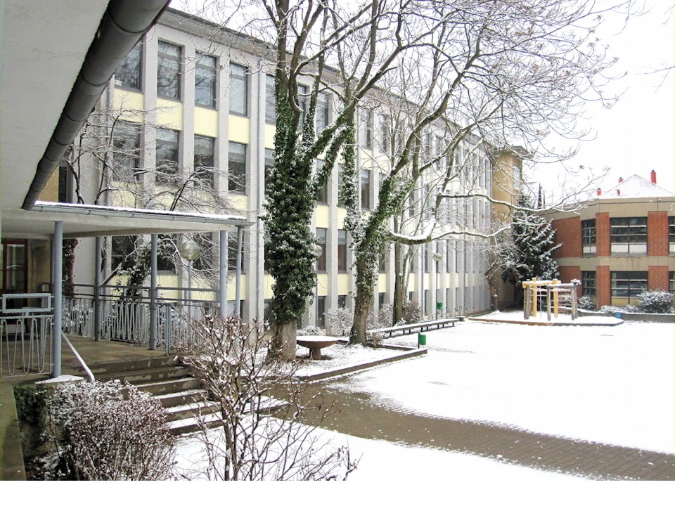 Rückfront des Hauptgebäudes mit daran angebautem Nebengebäude und dem nördlichen Teil des Schulhofes. 20130209114816#2962