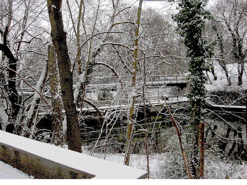 Petriwehr im Verlauf westlichen Umfluters der Oker – mit darüber verlaufender Fußgängerbrücke (Maschstraße mit Inselwall verbindend). 20130209115027#2967