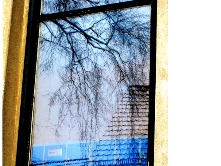 Durch ein Fenster zu erspähen: Seit 2005 aufgestellte abschließbare Fächerschränke in den Schulfluren. 20130209115215#2971