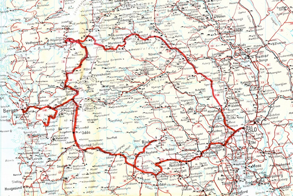Teil einer Straßenkarte von 1973 mit dem norwegischen Straßennetz; darauf die Strecke einer Tour 