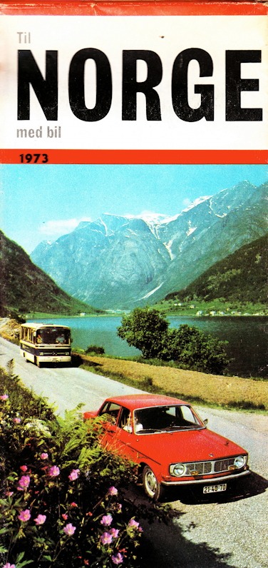Titelseite einer Straßenkarte von 1973 mit einem aufgedruckten Foto norwegischer Landschaft, durch die zwei Kraftfahrzeuge fahren